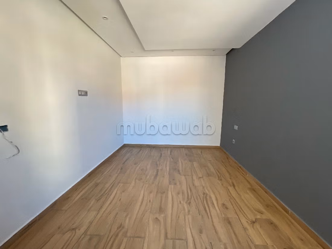 Rent this apartment in Beauséjour. Large area 162 m². Carpark and elevator