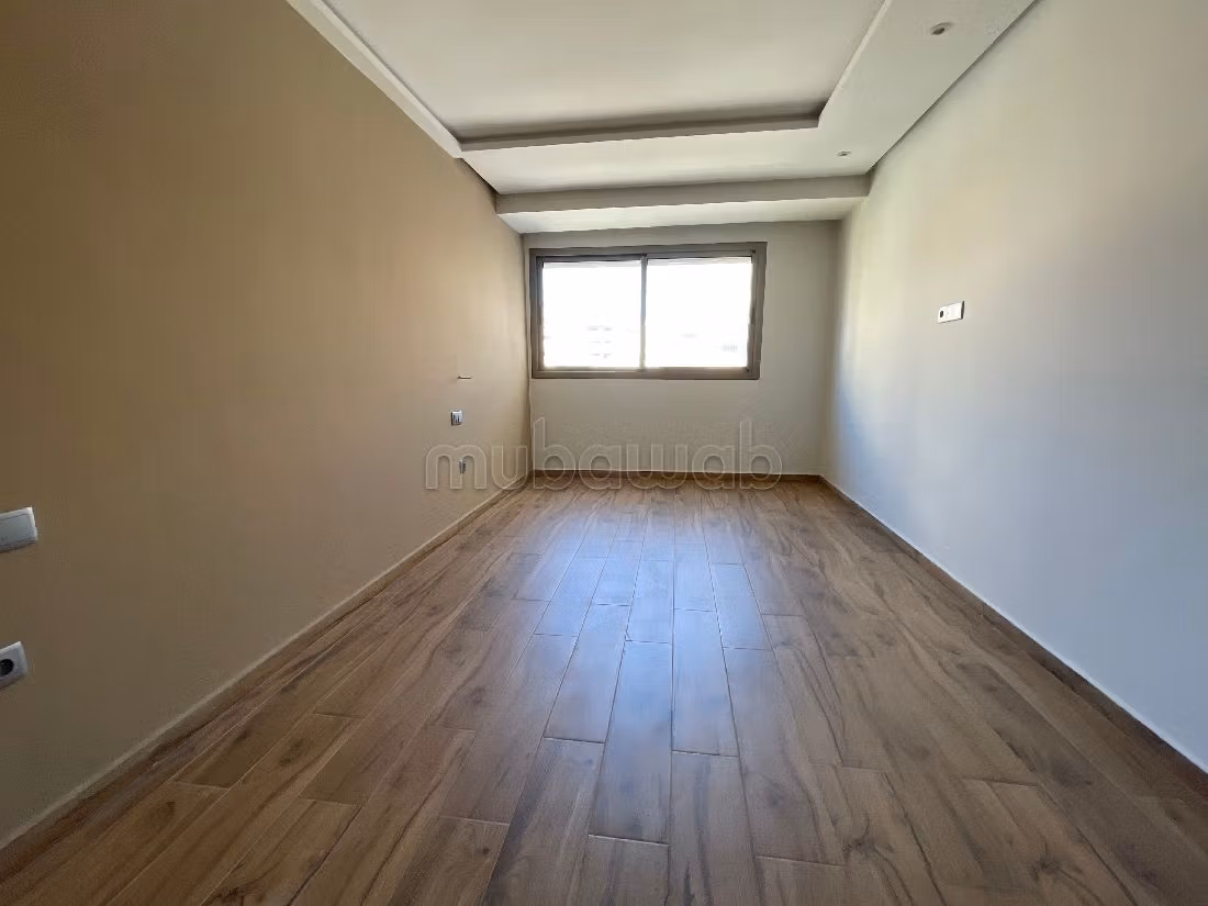 Rent this apartment in Beauséjour. Large area 162 m². Carpark and elevator