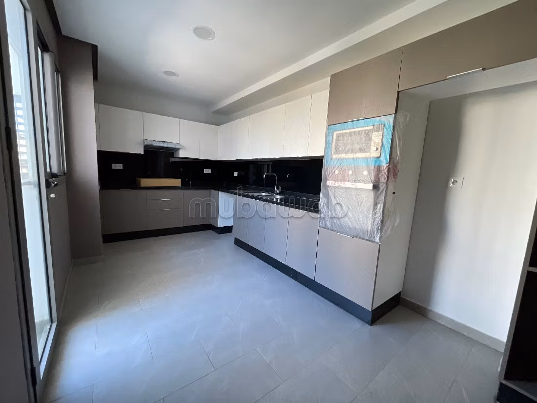 Rent this apartment in Beauséjour. Large area 162 m². Carpark and elevator