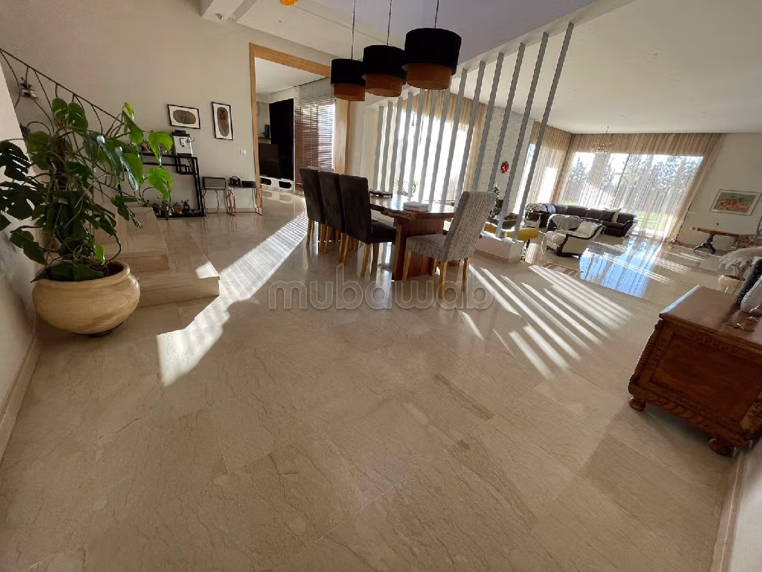 Luxury Villa for sale. 8 rooms. Private garage