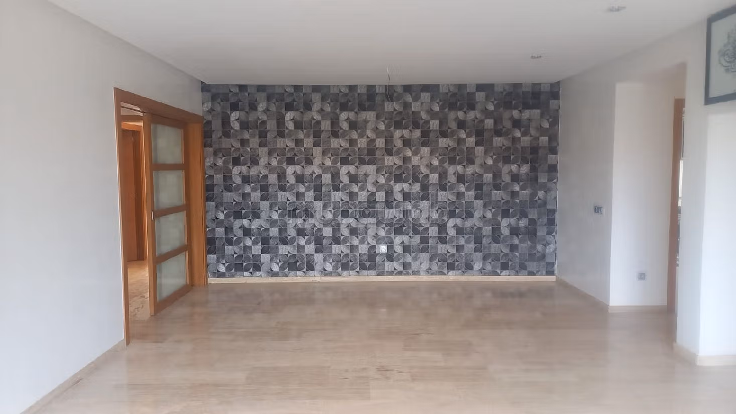 شقة للشراء بدار بوعزة. المساحة 210 م². حديقة ومصعد