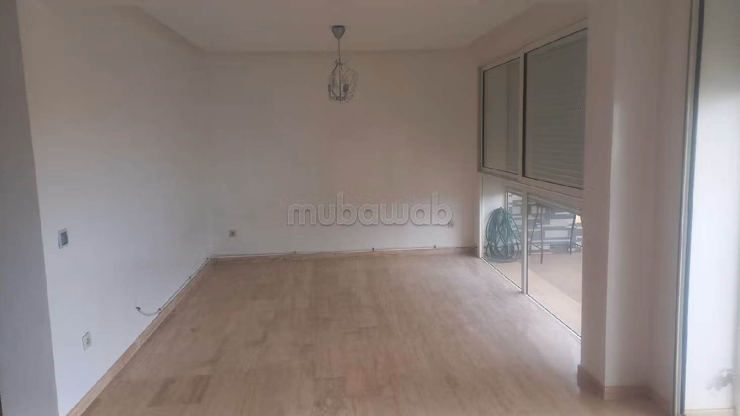 شقة للشراء بدار بوعزة. المساحة 210 م². حديقة ومصعد