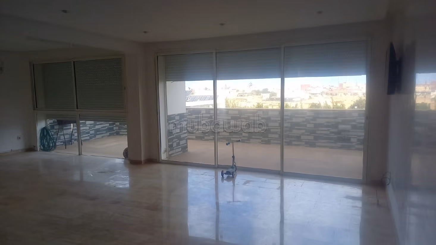 شقة للشراء بدار بوعزة. المساحة 210 م². حديقة ومصعد