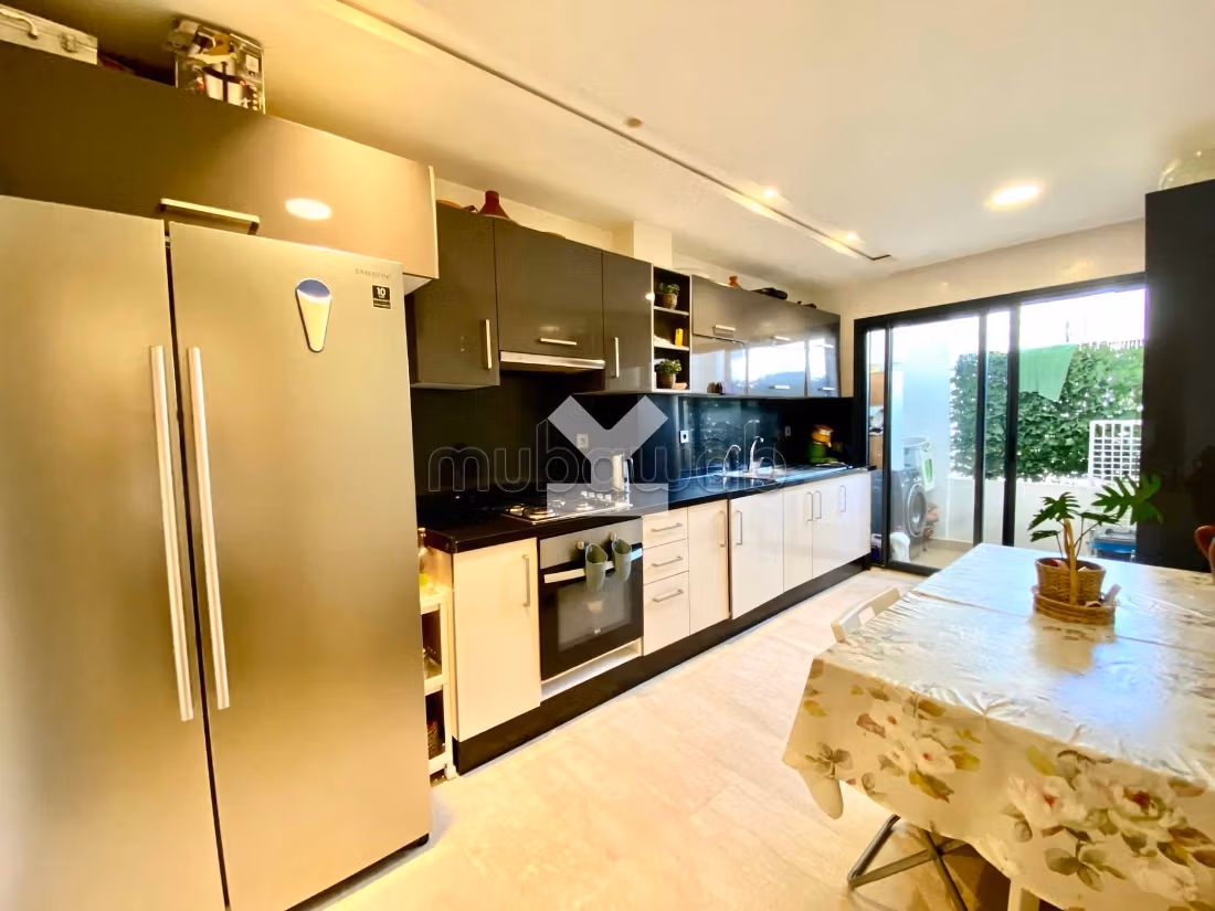 Bonito piso en venta. 5 habitaciones grandes. Con garaje y ascensor