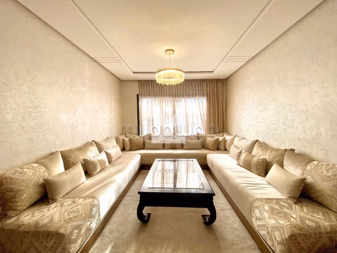 Bonito piso en venta. 5 habitaciones grandes. Con garaje y ascensor
