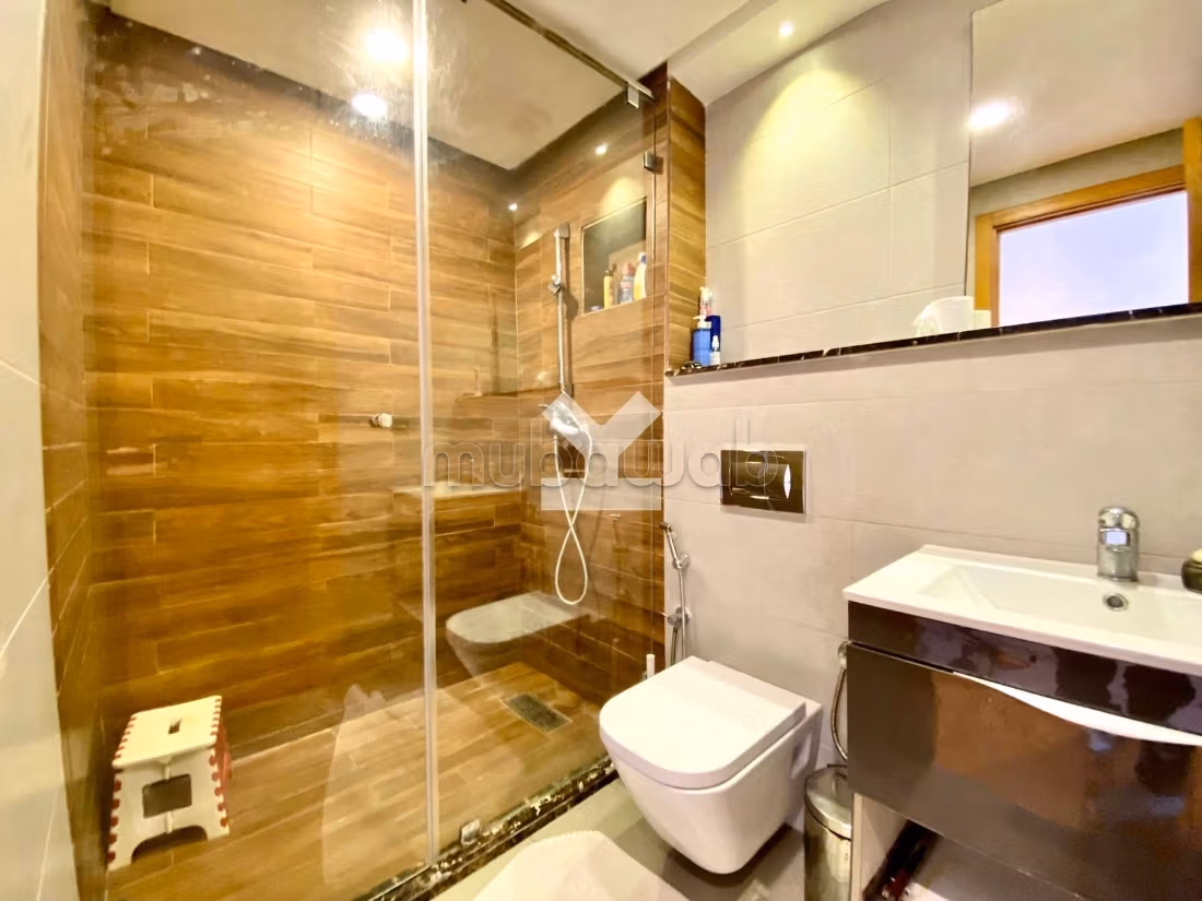 Bonito piso en venta. 5 habitaciones grandes. Con garaje y ascensor