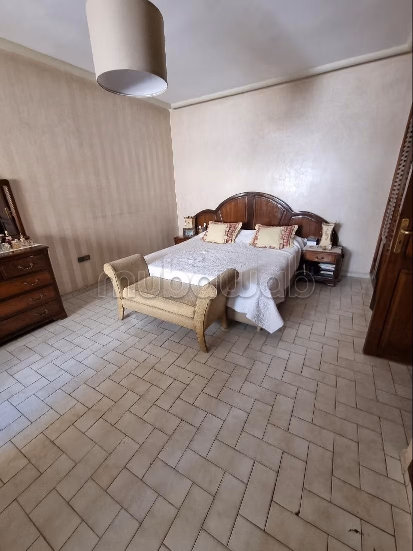 Sale of a lovely apartment in Les Hôpitaux. Large area 296 m². Carpark and elevator