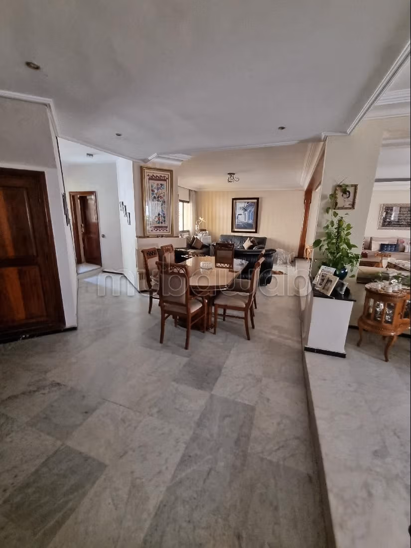 Sale of a lovely apartment in Les Hôpitaux. Large area 296 m². Carpark and elevator