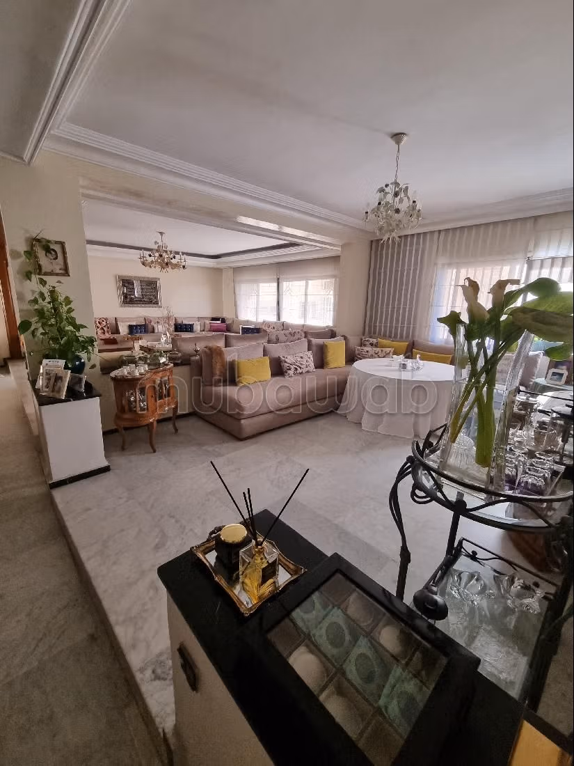 Sale of a lovely apartment in Les Hôpitaux. Large area 296 m². Carpark and elevator
