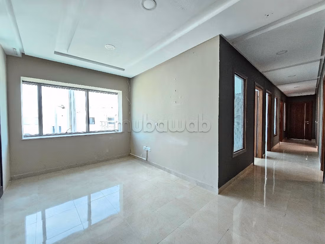 Ufficio in affitto a Les Berges Du Lac 2. Superficie 167 m². Posto auto e terrazzo. 