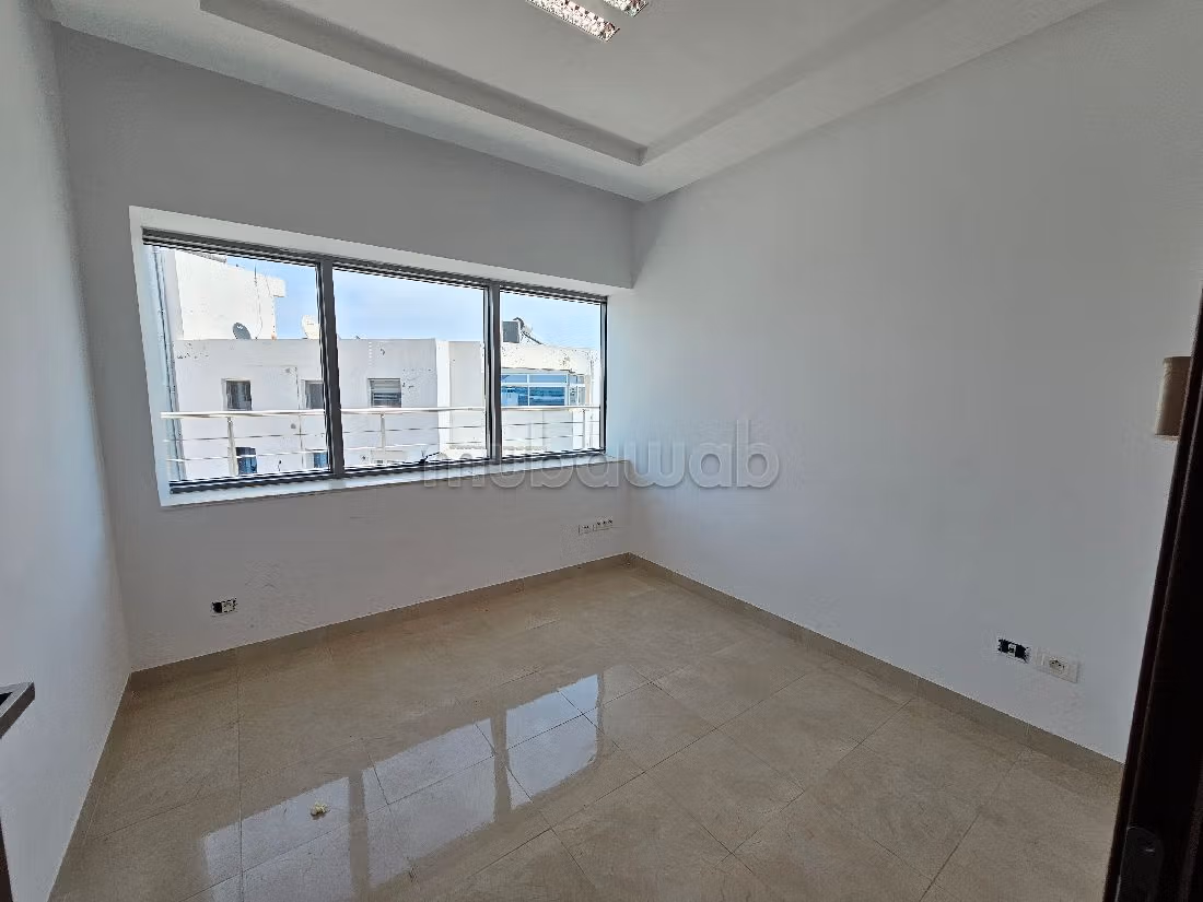 Ufficio in affitto a Les Berges Du Lac 2. Superficie 167 m². Posto auto e terrazzo. 