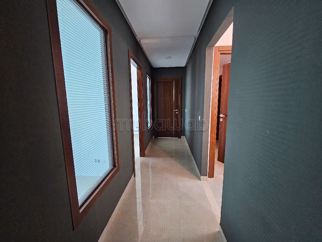 Ufficio in affitto a Les Berges Du Lac 2. Superficie 167 m². Posto auto e terrazzo. 