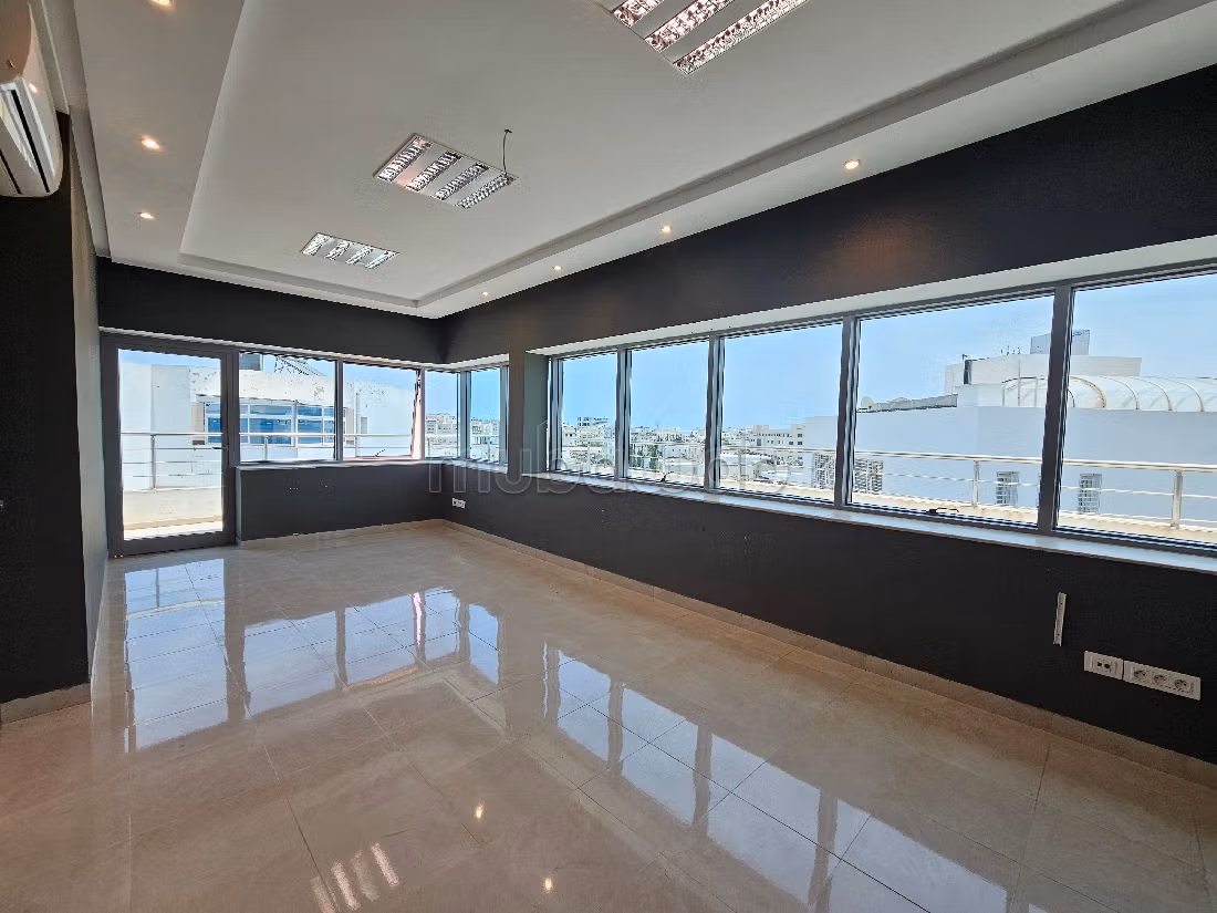 Ufficio in affitto a Les Berges Du Lac 2. Superficie 167 m². Posto auto e terrazzo. 