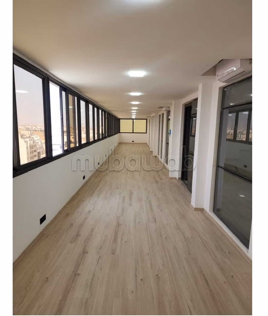 Offices for rent in Les Hôpitaux. Dimension 90 m². 