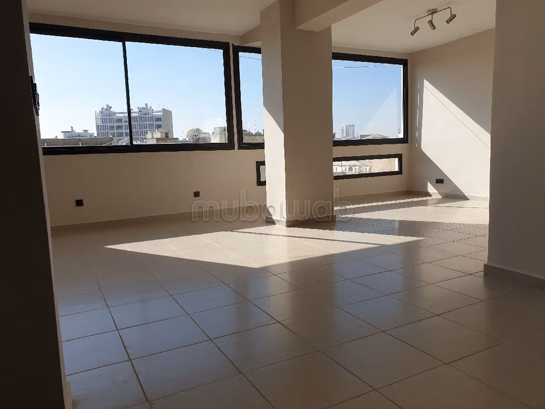 Huren: kantoorruimte in Port. Totale oppervlakte 115 m². Lift aanwezig