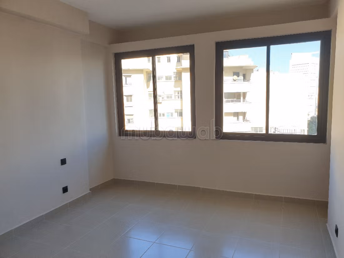 Huren: kantoorruimte in Port. Totale oppervlakte 115 m². Lift aanwezig