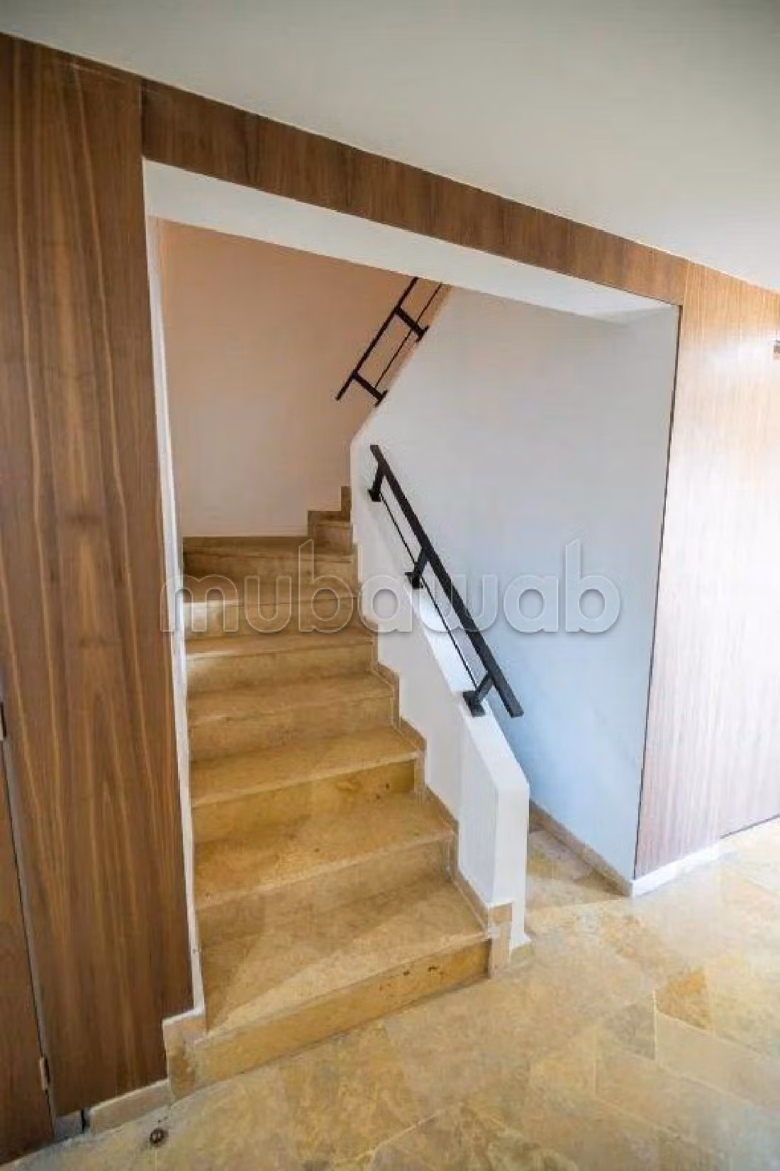 Apartment for rent in Hivernage. Dimension 120 m². Lift and garage