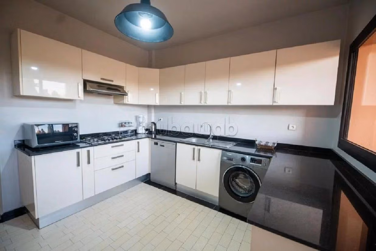 Apartment for rent in Hivernage. Dimension 120 m². Lift and garage