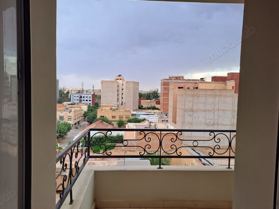 Vendita di un bel appartamento in centro città. 2 camere da letto piacevoli. Ambiente tranquillo con vista sulle montagne