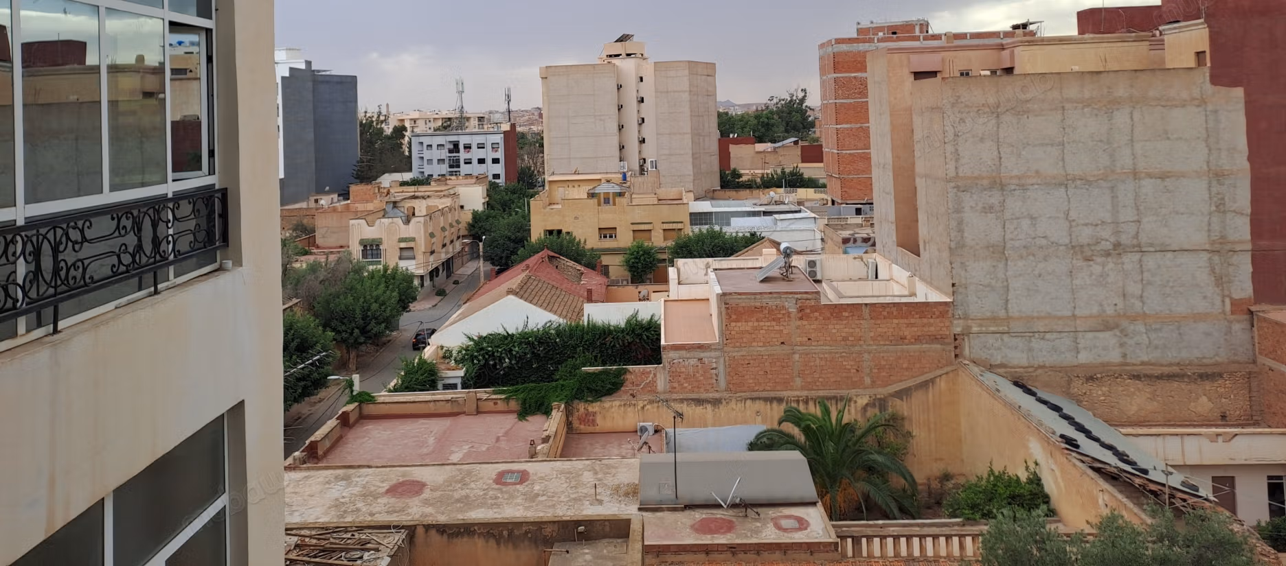 Vendita di un bel appartamento in centro città. 2 camere da letto piacevoli. Ambiente tranquillo con vista sulle montagne