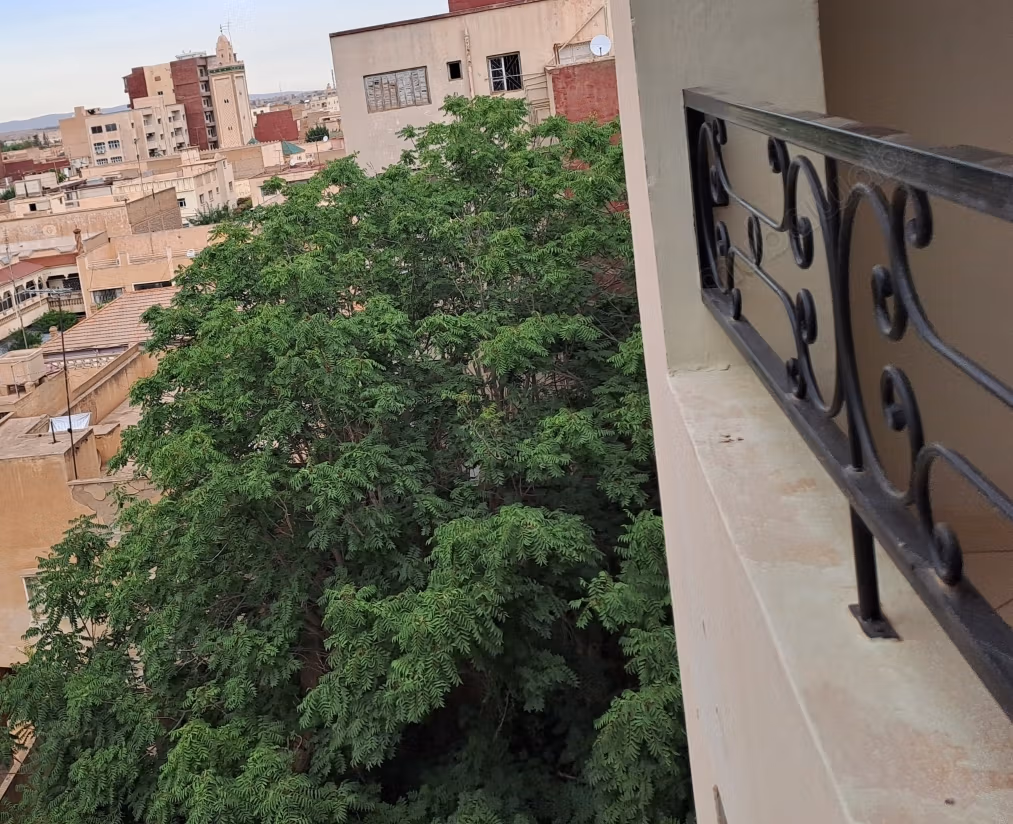 Vendita di un bel appartamento in centro città. 2 camere da letto piacevoli. Ambiente tranquillo con vista sulle montagne