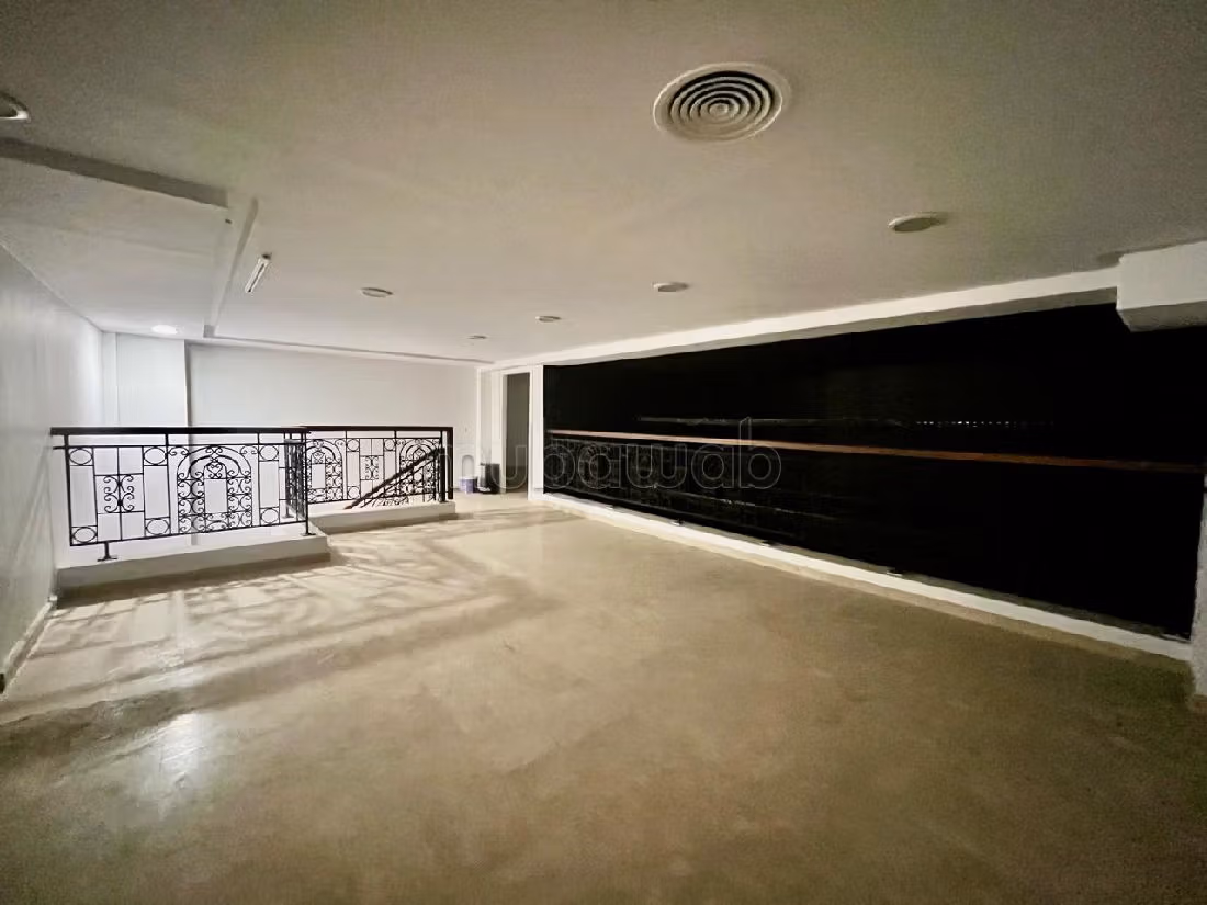 Oficinas y locales comerciales en alquiler en Les princesses. Área total 472 m². 