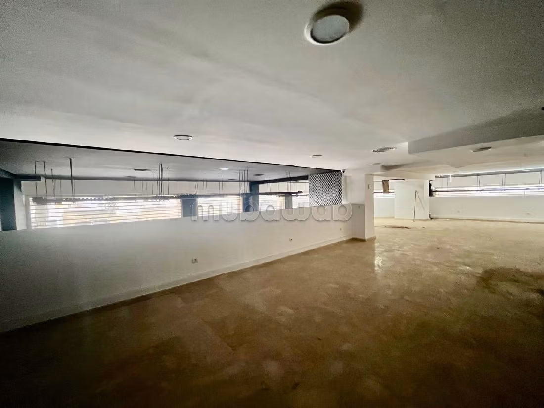 Oficinas y locales comerciales en alquiler en Les princesses. Área total 472 m². 