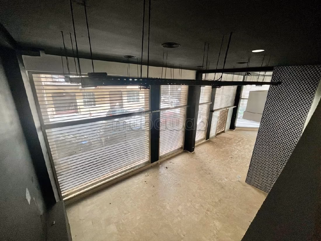 Oficinas y locales comerciales en alquiler en Les princesses. Área total 472 m². 