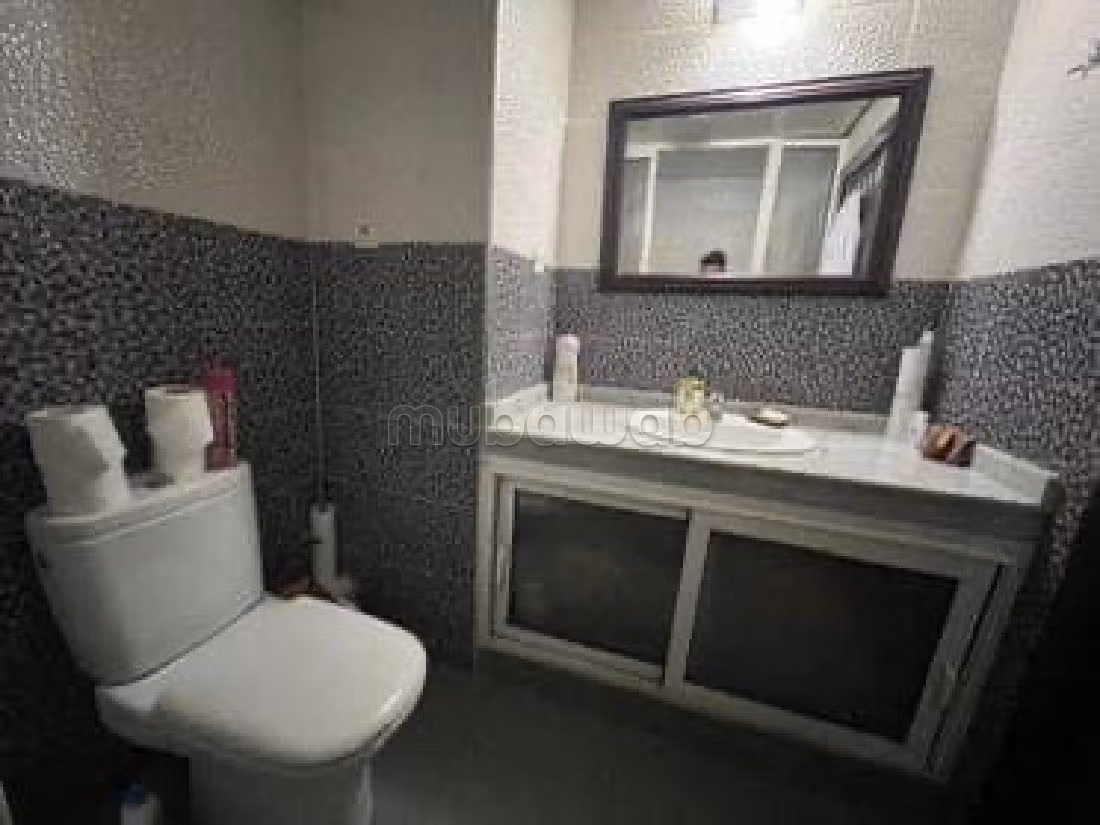 شقة جميلة للبيع بماجوريل. المساحة الكلية 85 م². إقامة آمنة ومجهزة بنظام استقطاب قنوات الأقمار الصناعية.