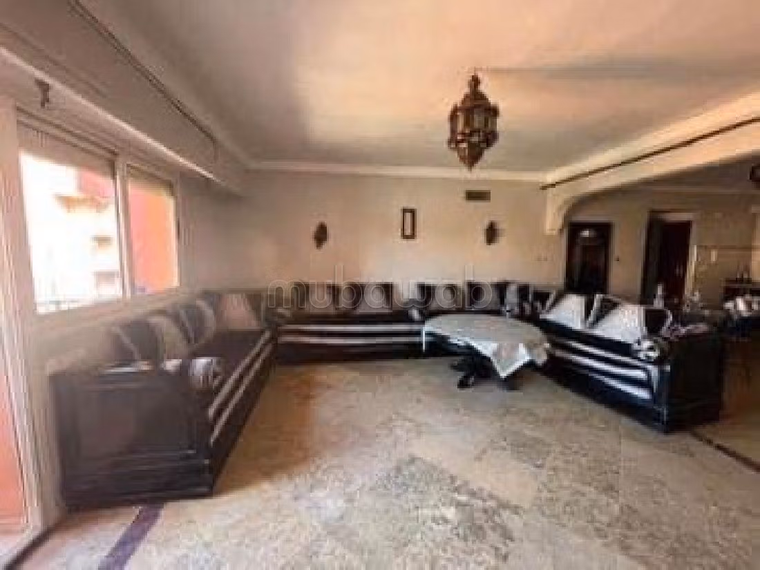 شقة جميلة للبيع بماجوريل. المساحة الكلية 85 م². إقامة آمنة ومجهزة بنظام استقطاب قنوات الأقمار الصناعية.