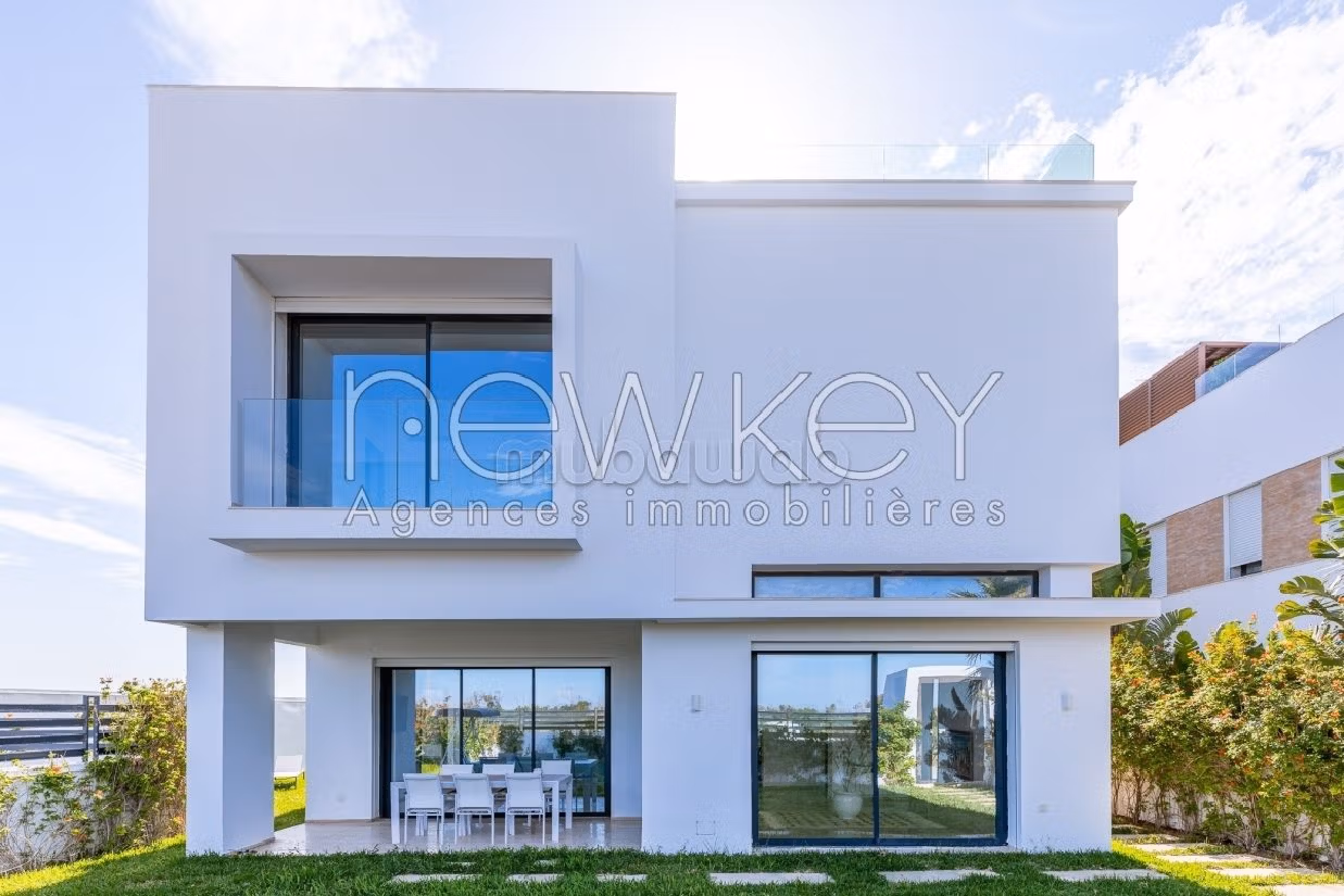 Bellissima casa in vendita a La Marsa. Superficie totale 480 m². Garage e terrazzo. 