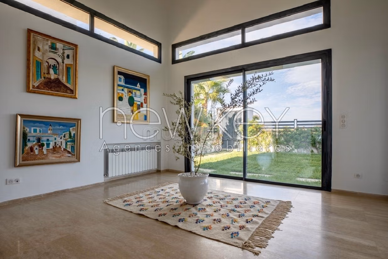Bellissima casa in vendita a La Marsa. Superficie totale 480 m². Garage e terrazzo. 