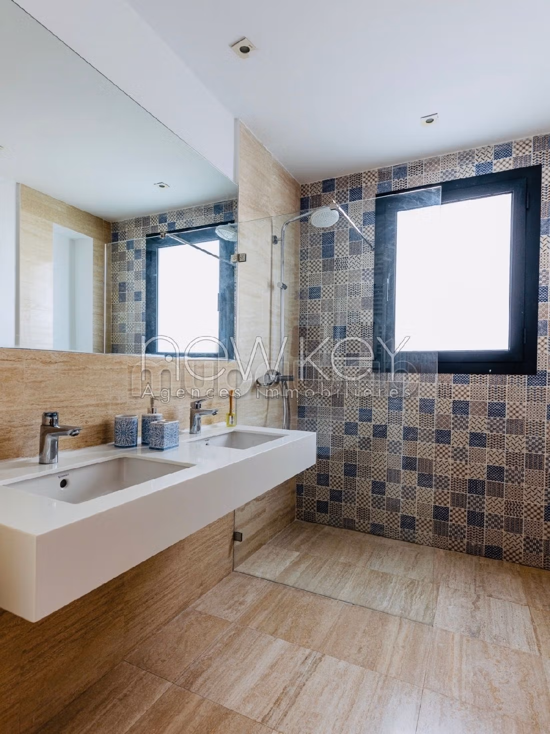 Bellissima casa in vendita a La Marsa. Superficie totale 480 m². Garage e terrazzo. 