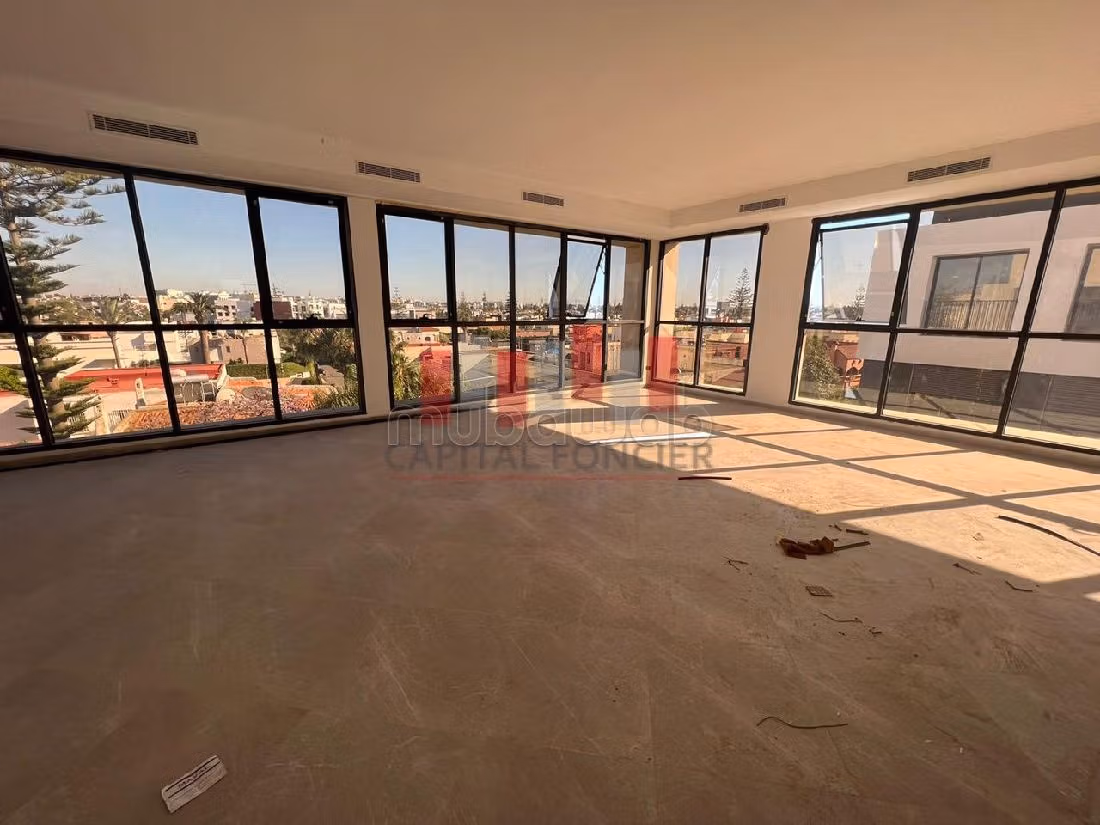 Offices for rent in Maârif. Large area 454 m². Lift and parking spaces