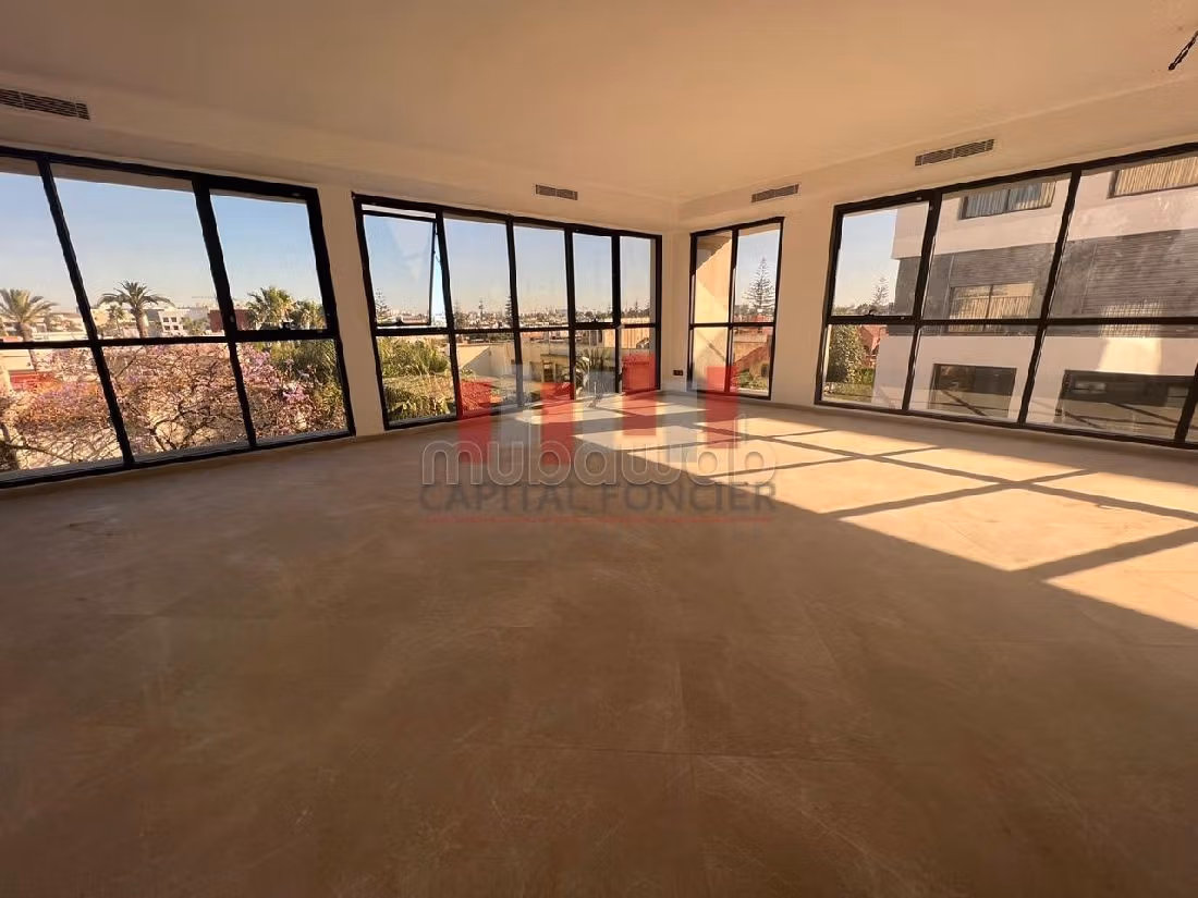 Offices for rent in Maârif. Large area 454 m². Lift and parking spaces