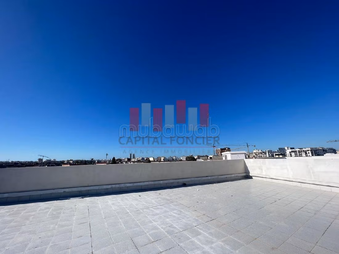 Offices for rent in Maârif. Large area 454 m². Lift and parking spaces