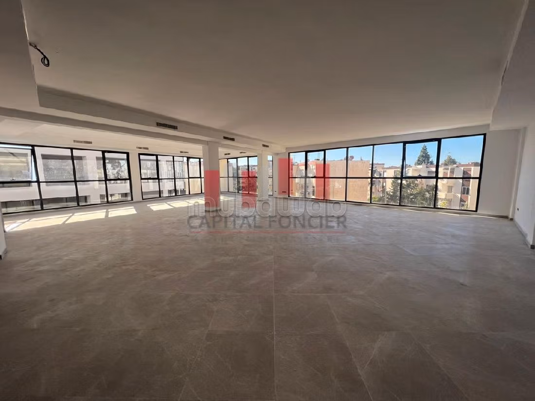 Offices for rent in Maârif. Large area 454 m². Lift and parking spaces