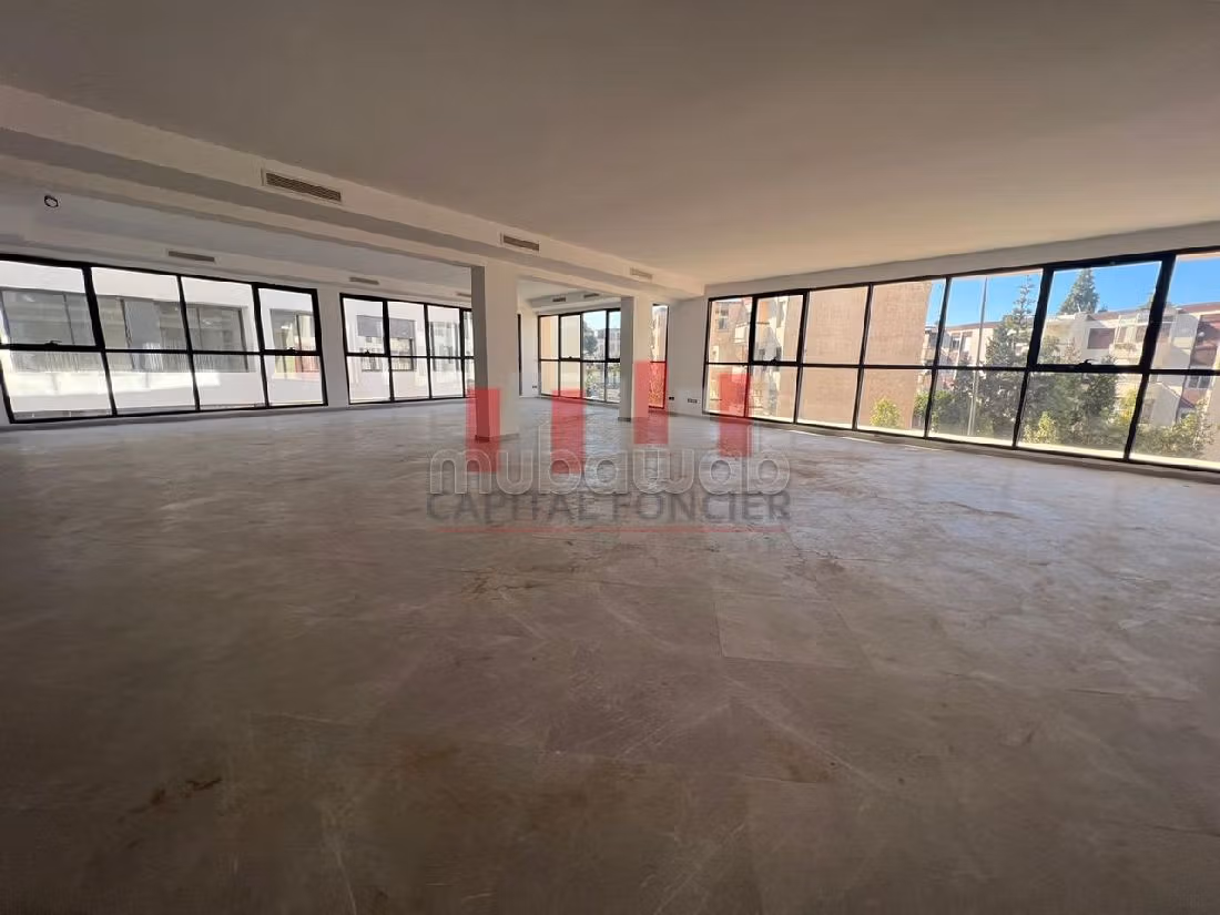Offices for rent in Maârif. Large area 454 m². Lift and parking spaces