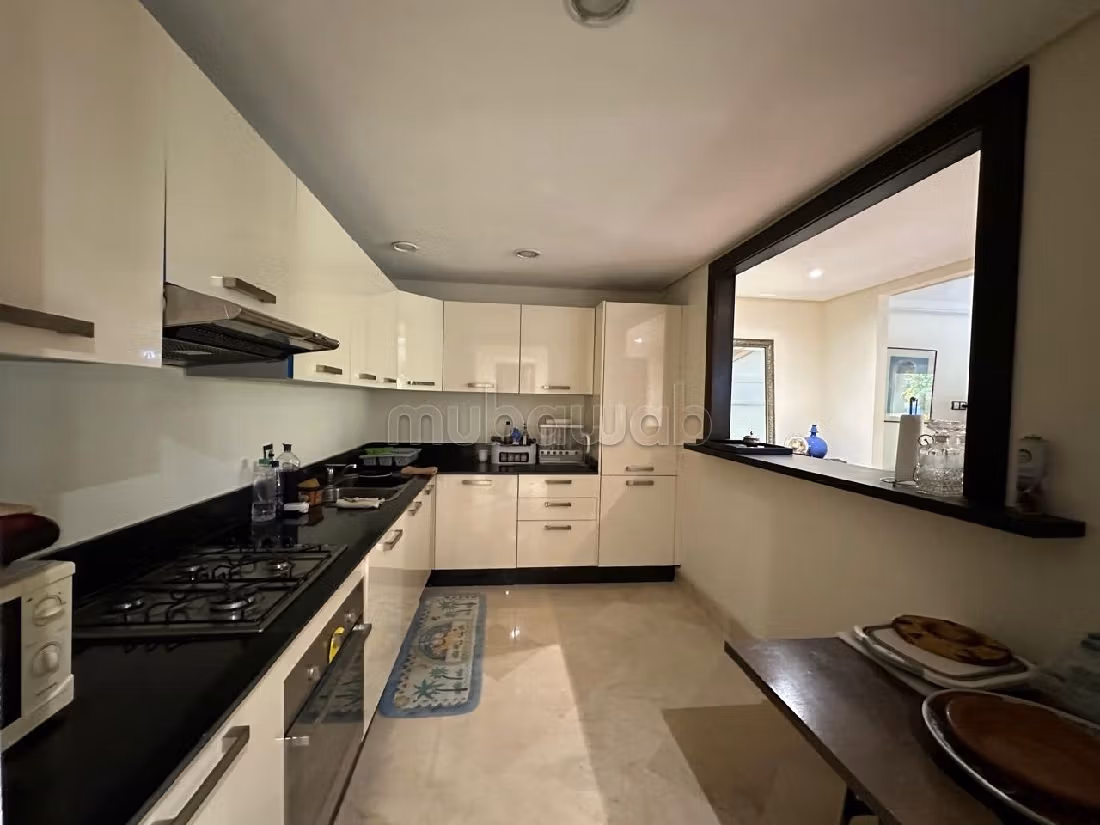 Magnífico piso en venta en Guéliz. Area 175 m². Servicio de conserjería, hermosa piscina. 