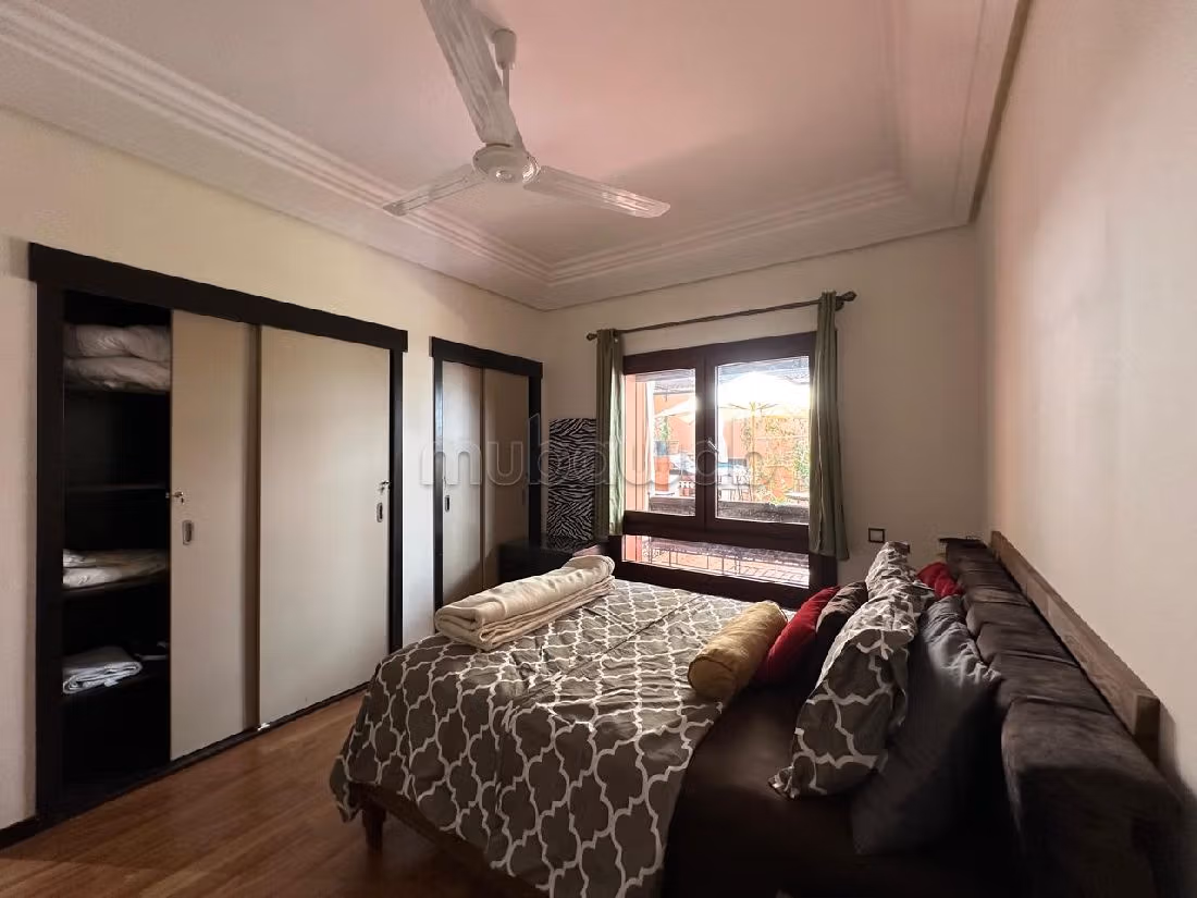 Magnífico piso en venta en Guéliz. Area 175 m². Servicio de conserjería, hermosa piscina. 