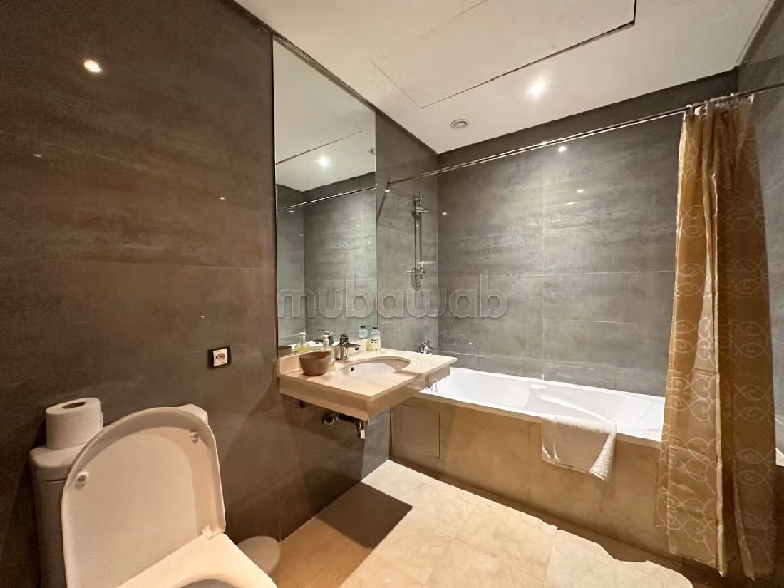 Magnífico piso en venta en Guéliz. Area 175 m². Servicio de conserjería, hermosa piscina. 