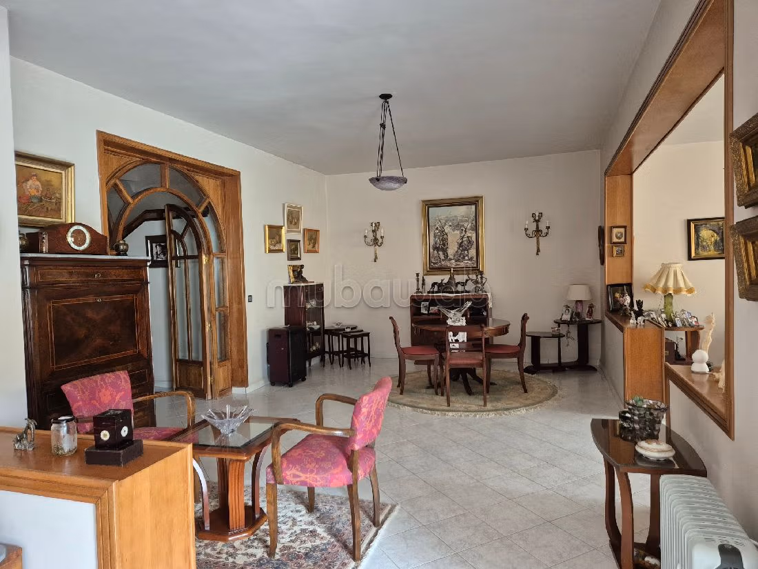 بيع شقة بعين الذياب. 6 قطع كبيرة. أماكن وقوف السيارات وشرفة. 