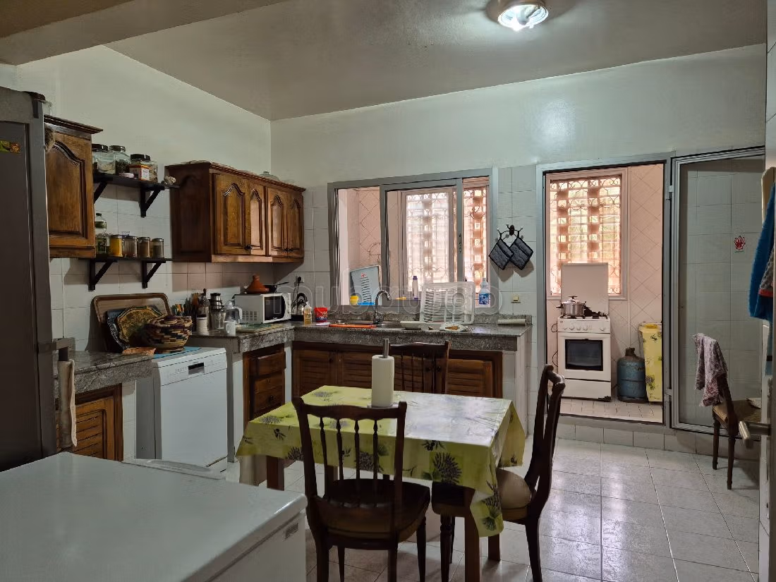 بيع شقة بعين الذياب. 6 قطع كبيرة. أماكن وقوف السيارات وشرفة. 