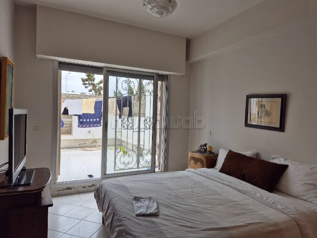 بيع شقة بعين الذياب. 6 قطع كبيرة. أماكن وقوف السيارات وشرفة. 