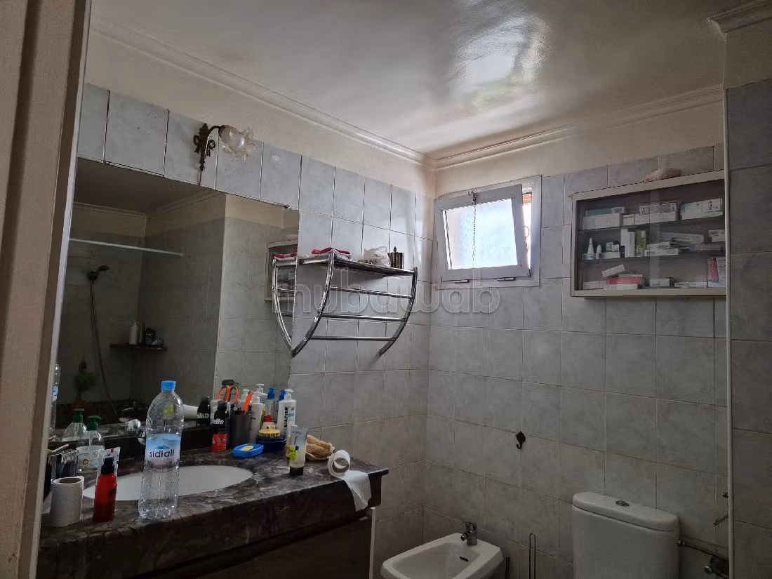 بيع شقة بعين الذياب. 6 قطع كبيرة. أماكن وقوف السيارات وشرفة. 