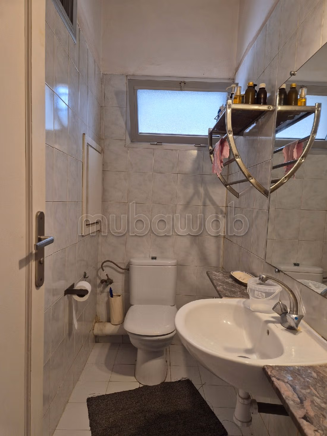 بيع شقة بعين الذياب. 6 قطع كبيرة. أماكن وقوف السيارات وشرفة. 