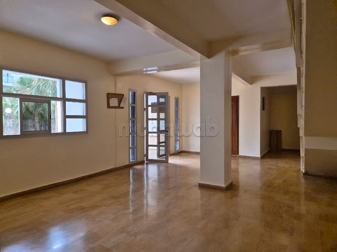 بيع شقة بعين الذياب. 6 قطع كبيرة. أماكن وقوف السيارات وشرفة. 