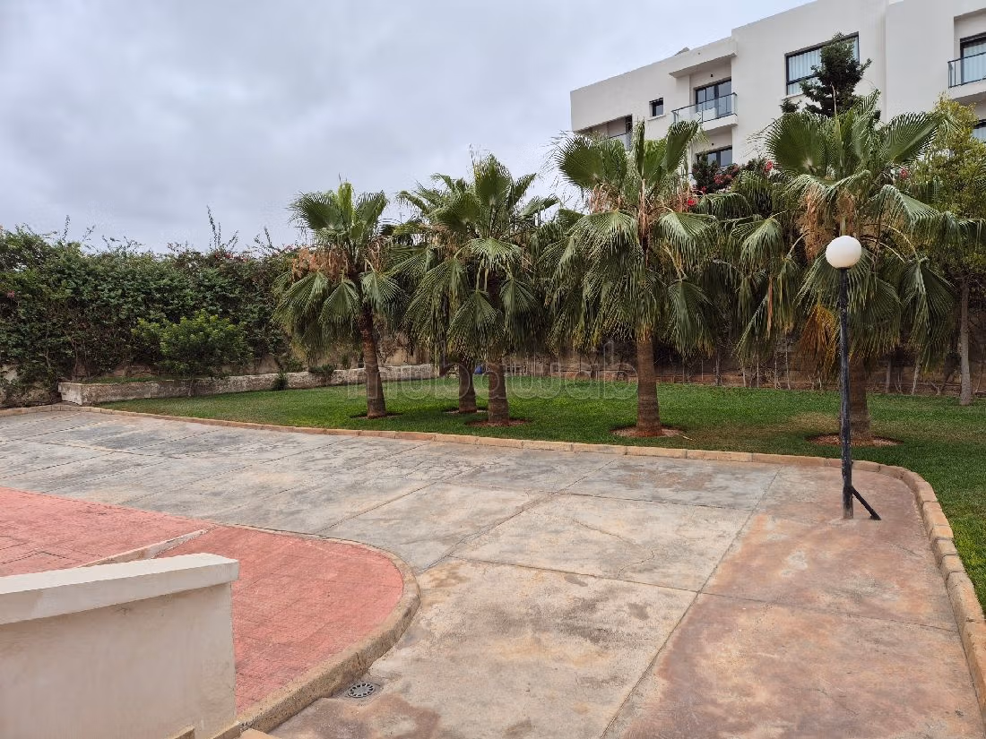 بيع شقة بعين الذياب. 6 قطع كبيرة. أماكن وقوف السيارات وشرفة. 