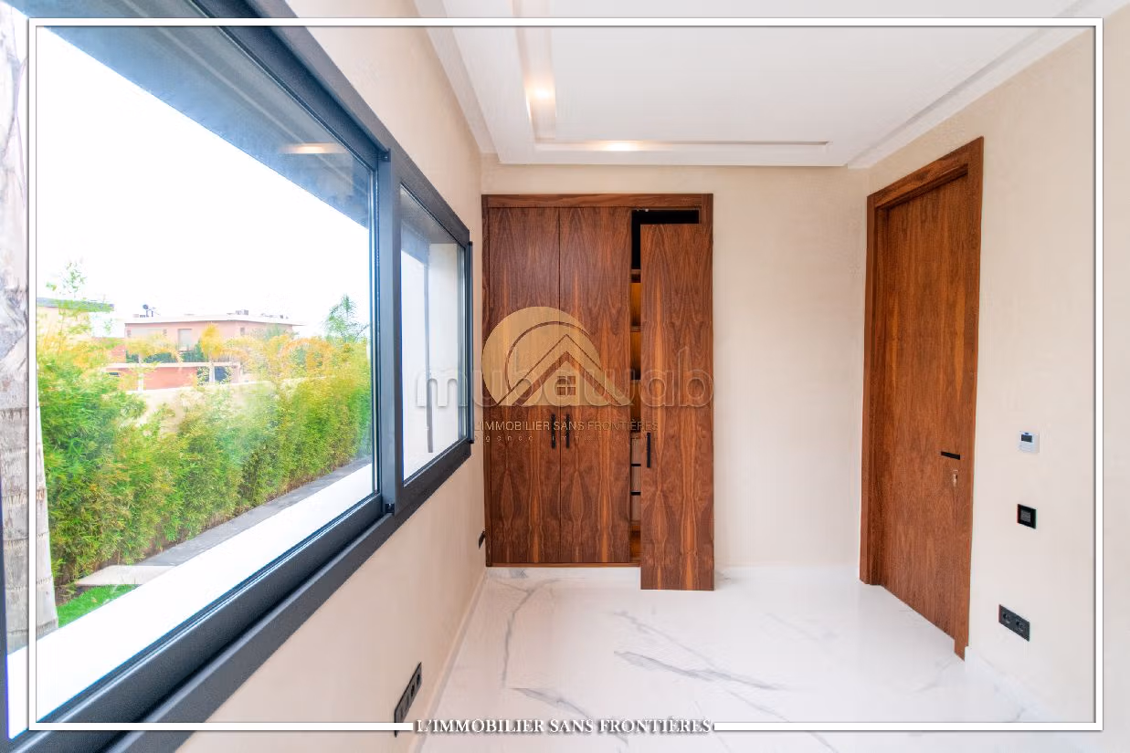 Villa moderne vide à louer, résidence golfique, piscine et jardin privés, Route Ourika