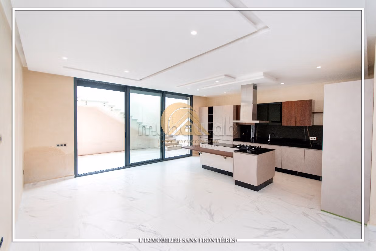 Villa moderne vide à louer, résidence golfique, piscine et jardin privés, Route Ourika
